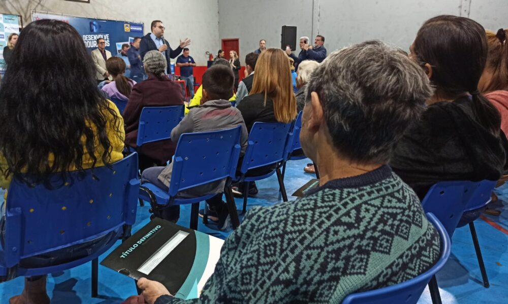 prefeitura-entrega-titulos-de-propriedade-para-mais-de-300-familias-do-vida-nova-cancha-|-portal-prefeitura-de-dourados