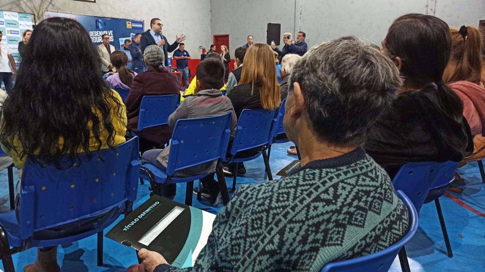 prefeitura-entrega-titulos-de-propriedade-para-mais-de-300-familias-do-vida-nova-cancha-|-portal-prefeitura-de-dourados