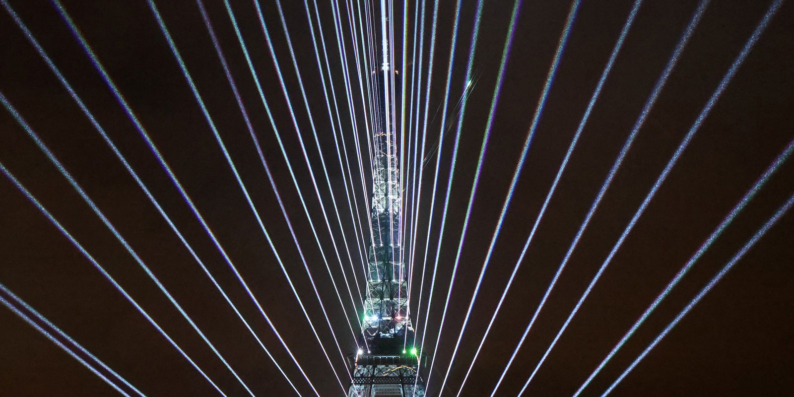 paris-abre-olimpiada-com-inedita-cerimonia-a-ceu-aberto