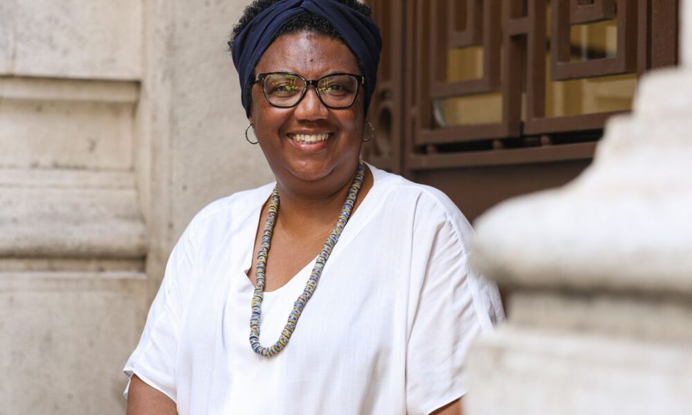 “brasil-nao-se-enxerga-no-espelho”,-diz-artista-negra-rosana-paulino