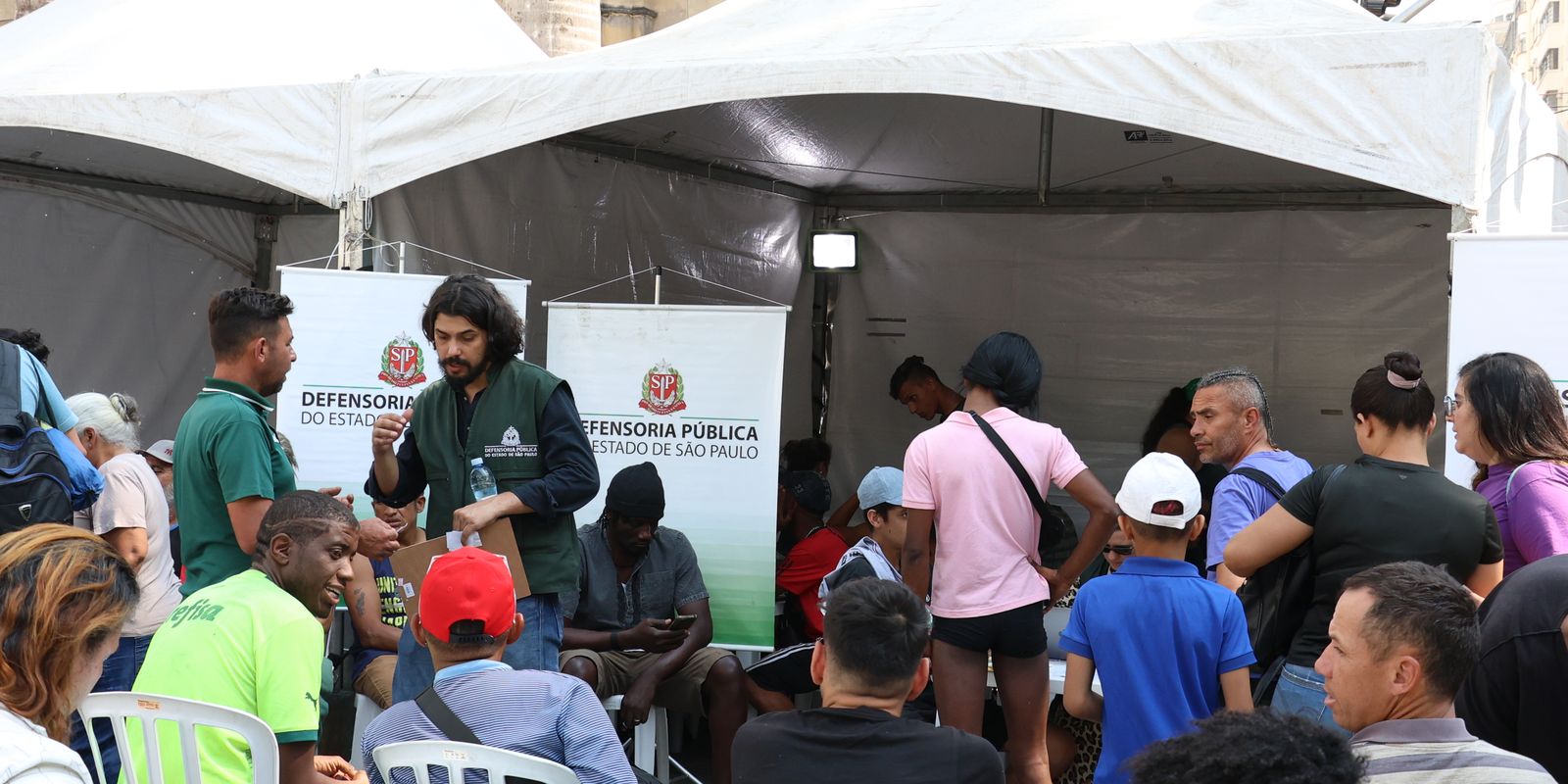 em-dia-de-luta,-defensores-publicos-atendem-pessoas-em-situacao-de-rua