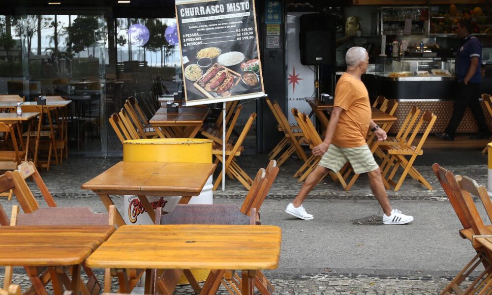 servicos-nao-financeiros-tiveram-recorde-de-ocupacao-em-2022,-diz-ibge