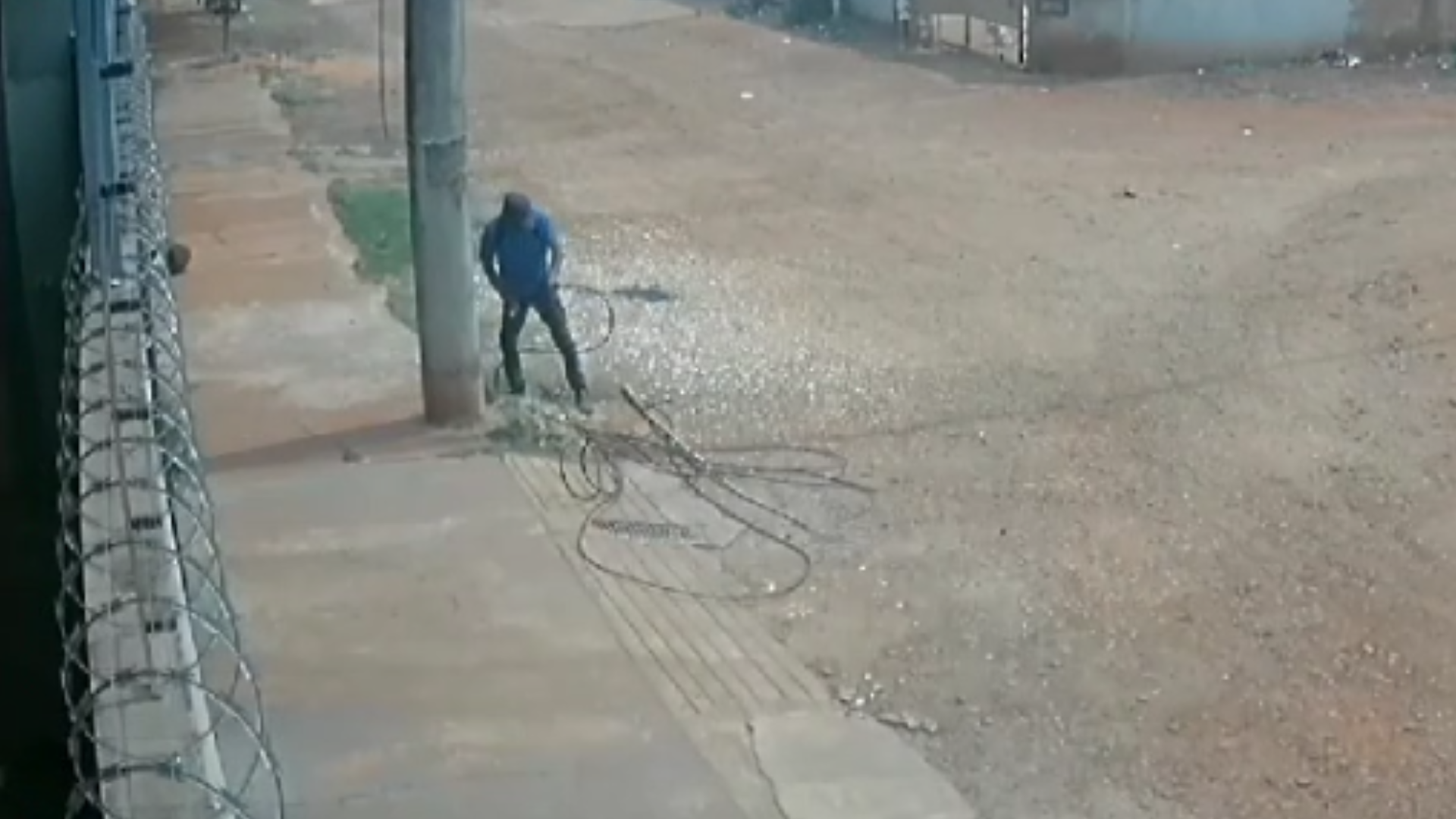 video:-ladrao-e-flagrado-furtando-fios-de-telefonia-na-regiao-no-bairro-parati