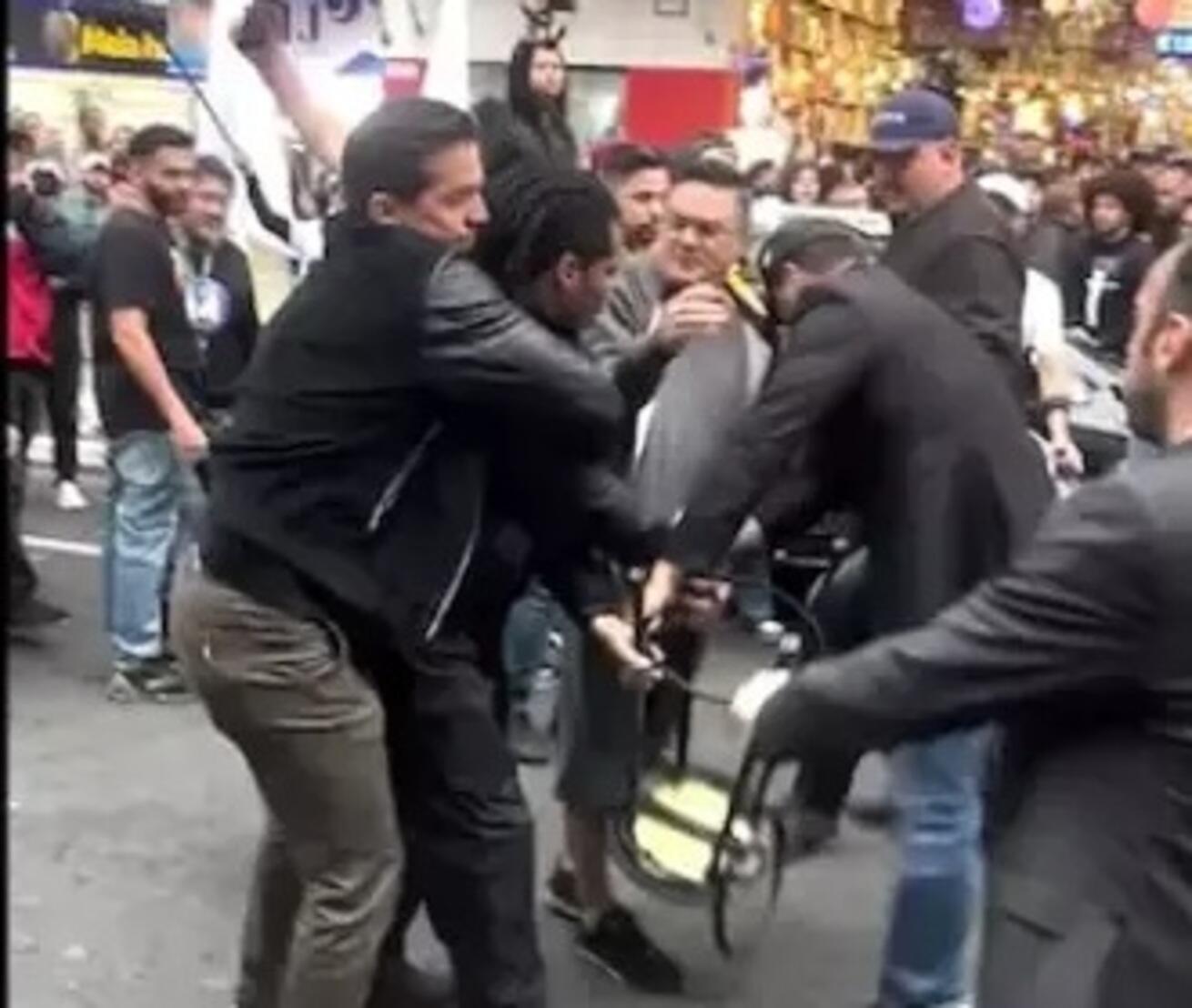 video:-homem-com-'cadeira-do-datena'-causa-confusao-em-agenda-de-pablo-marcal
