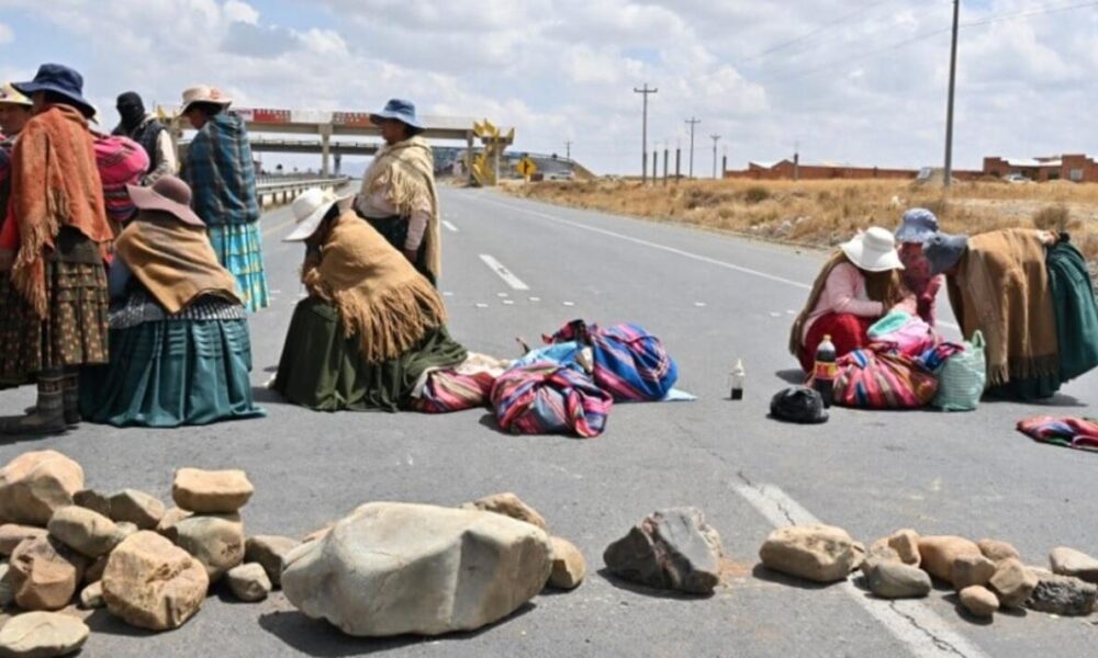 indigenas-bolivianos-pro-evo-morales-realizam-bloqueio-de-estrada-contra-presidente-arce