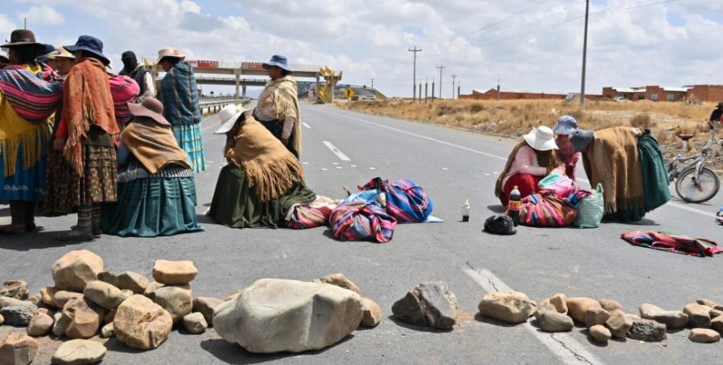indigenas-bolivianos-pro-evo-morales-realizam-bloqueio-de-estrada-contra-presidente-arce