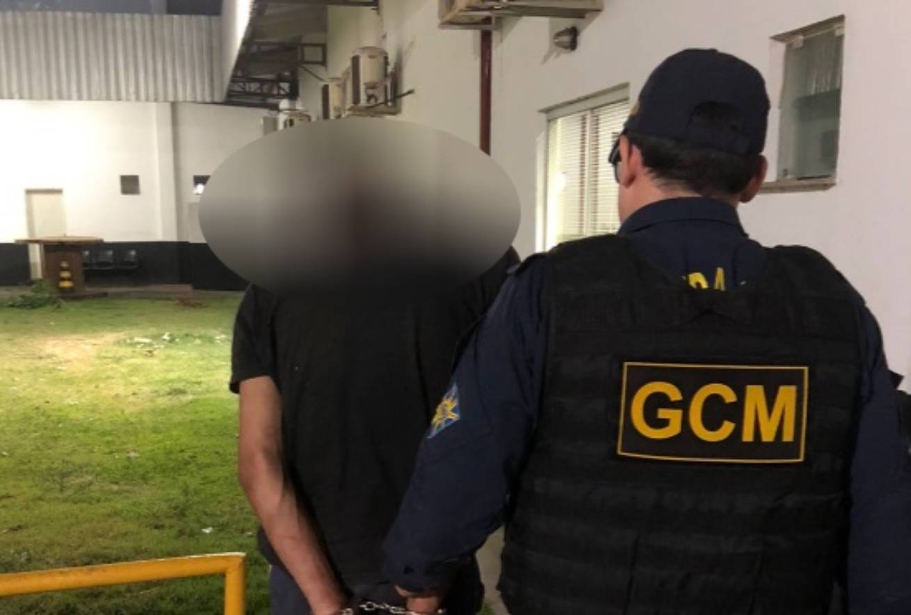 ladrao-de-fios-e-flagrado-em-poste-da-costa-e-silva,-entra-em-luta-com-gcm-e-e-preso