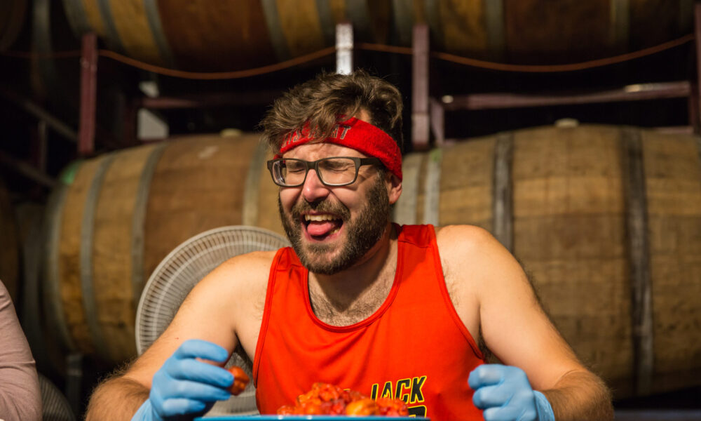 youtuber-engole-1,12-kg-de-molho-de-pimenta-em-3-minutos-por-recorde-no-'guinness'