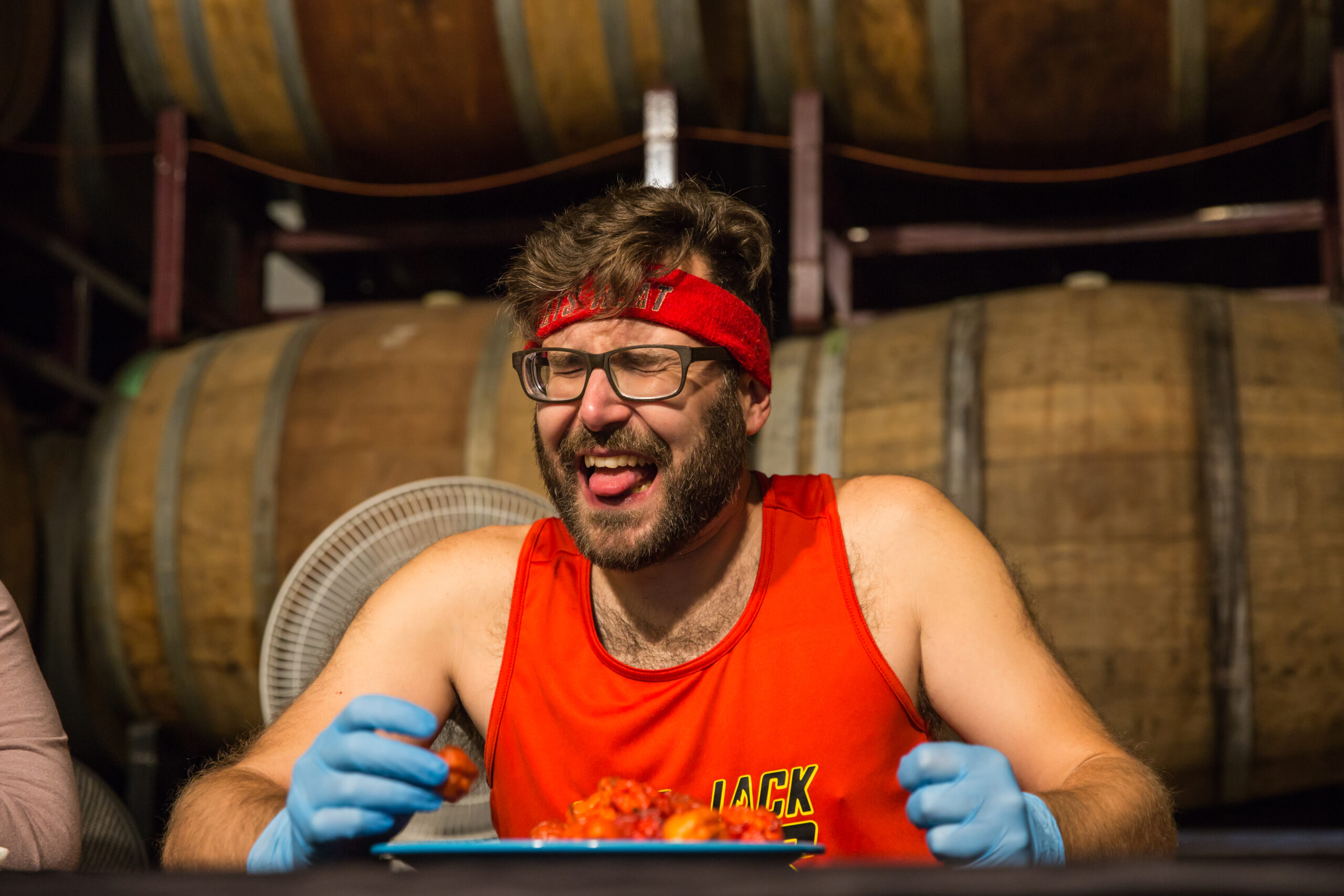 youtuber-engole-1,12-kg-de-molho-de-pimenta-em-3-minutos-por-recorde-no-'guinness'