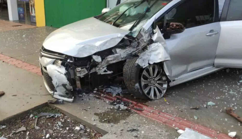 motorista-perde-controle-da-direcao,-bate-em-poste-e-invade-empresa-em-dourados