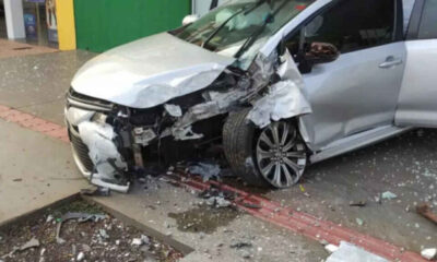 motorista-perde-controle-da-direcao,-bate-em-poste-e-invade-empresa-em-dourados