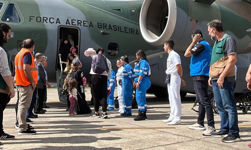 voo-da-operacao-raizes-do-cedro-aterrissou-hoje-com-239-pessoas-em-sp