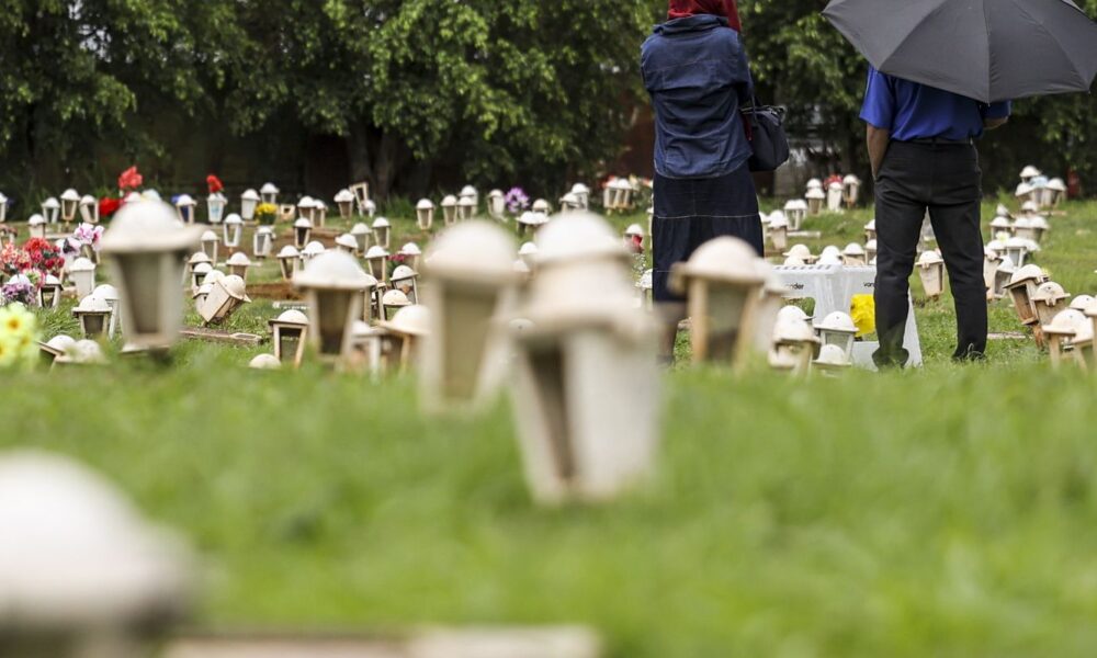 familiares-homenageiam-entes-queridos-em-dia-de-finados