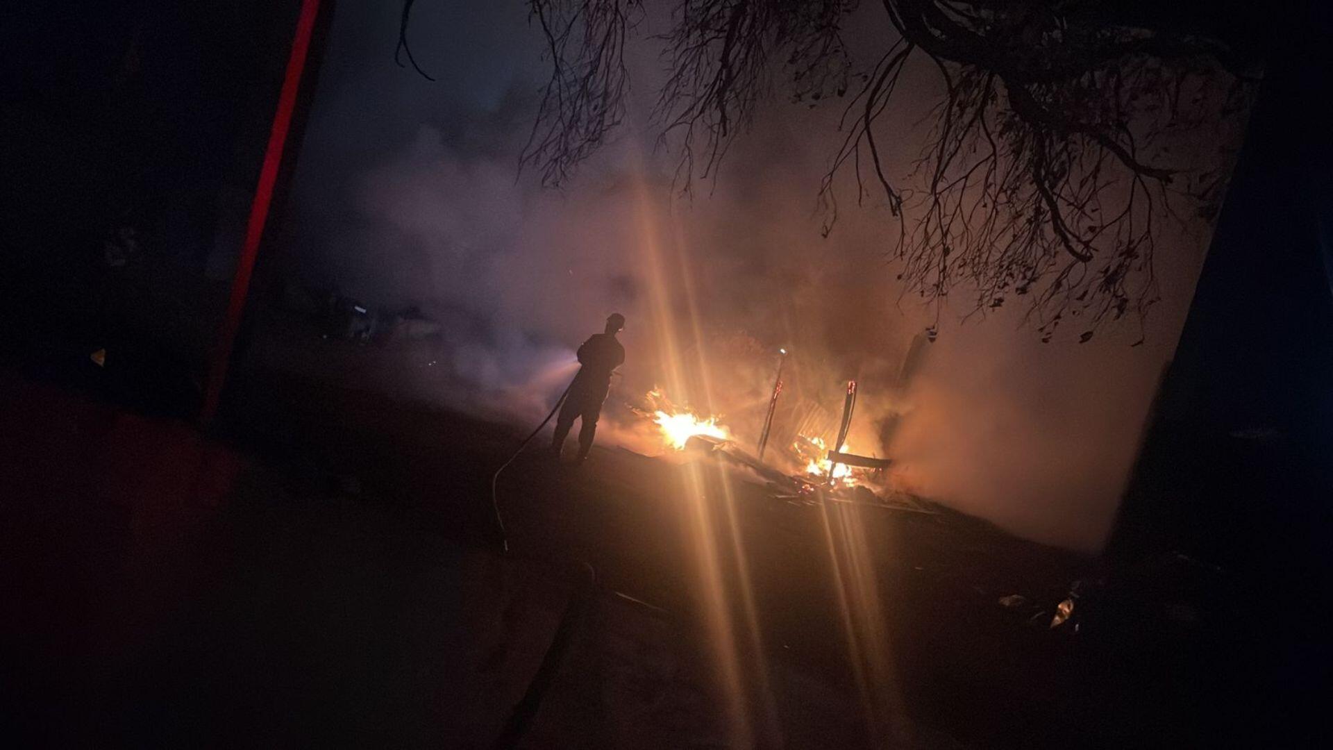 bombeiros-sao-acionados-para-conter-incendio-em-barracao-em-chapadao-do-sul