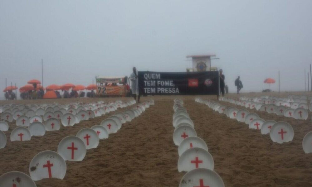 copacabana-recebe-manifestacoes-pelo-fim-da-fome-e-para-pressionar-g20