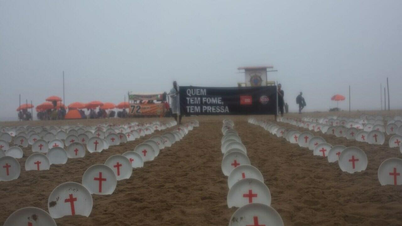 copacabana-recebe-manifestacoes-pelo-fim-da-fome-e-para-pressionar-g20