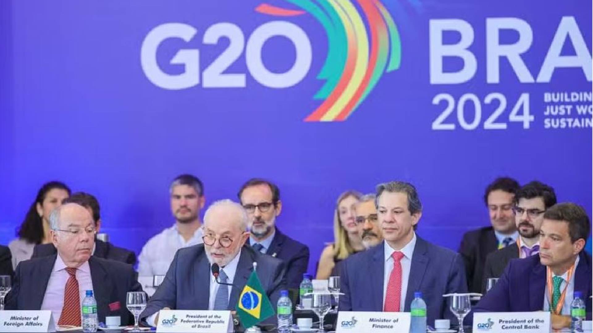 criminosos-roubam-carro-de-comitiva-de-lula-no-rio-de-janeiro