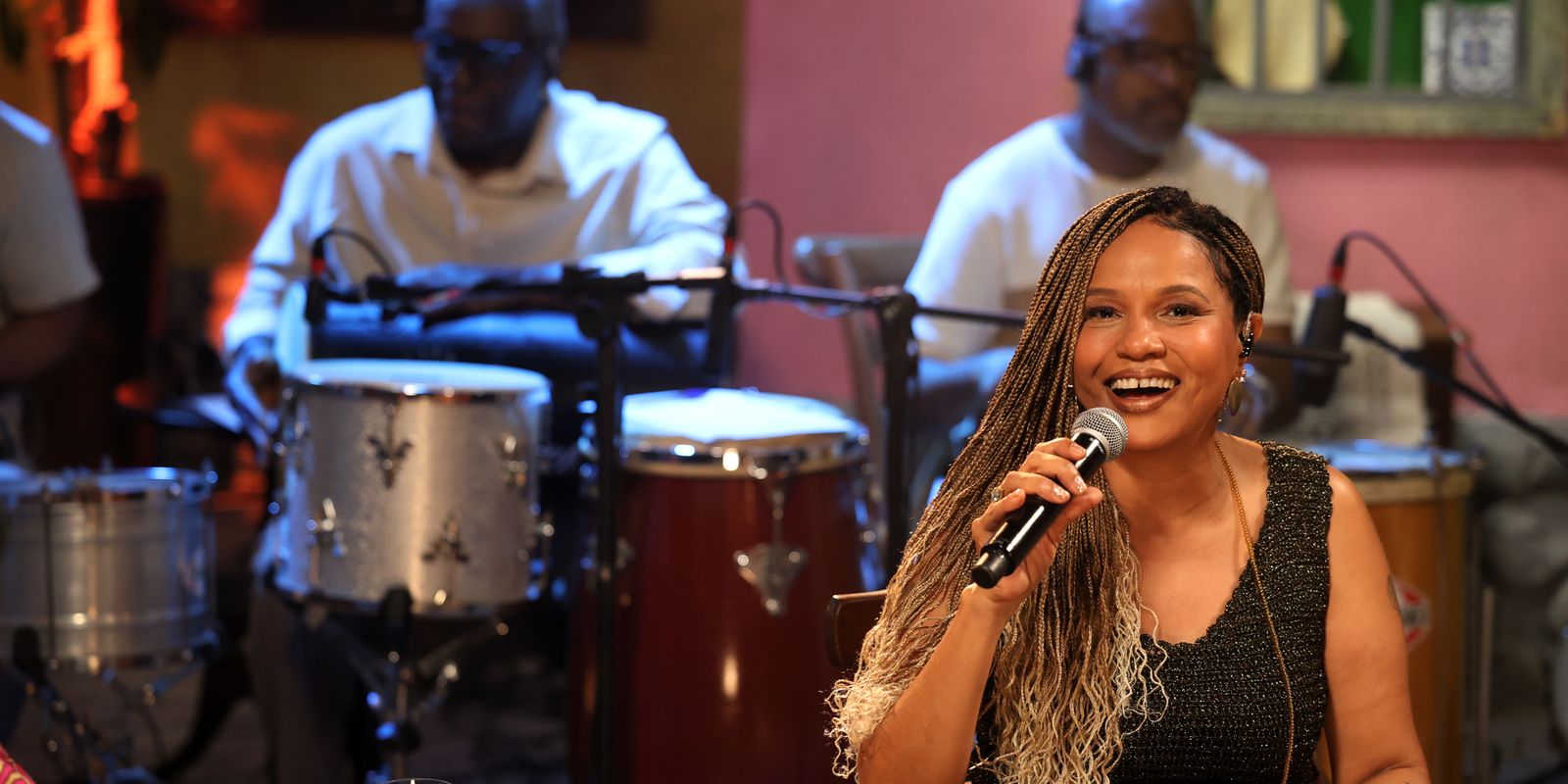 sob-comando-de-teresa-cristina,-samba-na-gamboa-aposta-na-diversidade