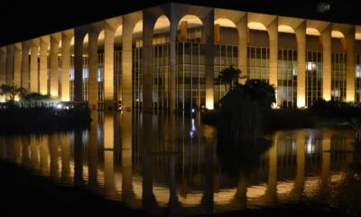 reino-unido-deporta-mais-de-600-brasileiros-em-voos-secretos;-itamaraty-nega