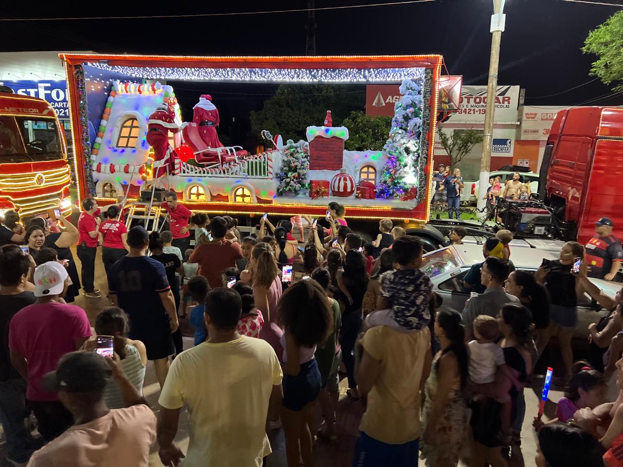 caravana-de-natal-da-coca-cola-passa-pelo-dourados-brilha-neste-sabado-(14)-|-portal-prefeitura-de-dourados