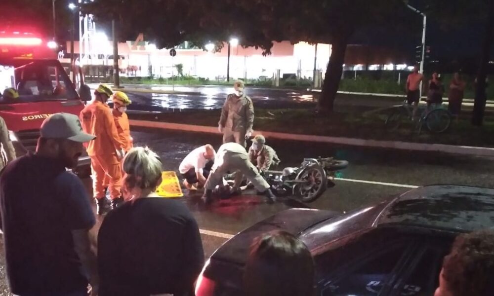motociclista-desvia-de-carro,-cai-em-avenida-e-morre-apos-outro-veiculo-passar-por-cima-de-sua-cabeca
