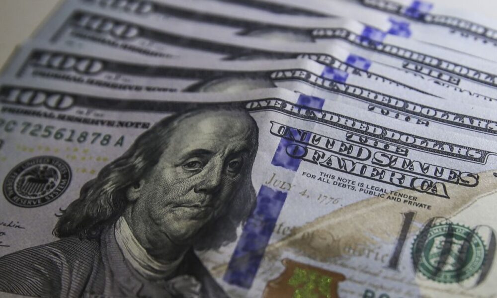 dolar-cai-2,27%-e-fecha-a-r$-6,1237,-apos-atuacao-historica-do-bc