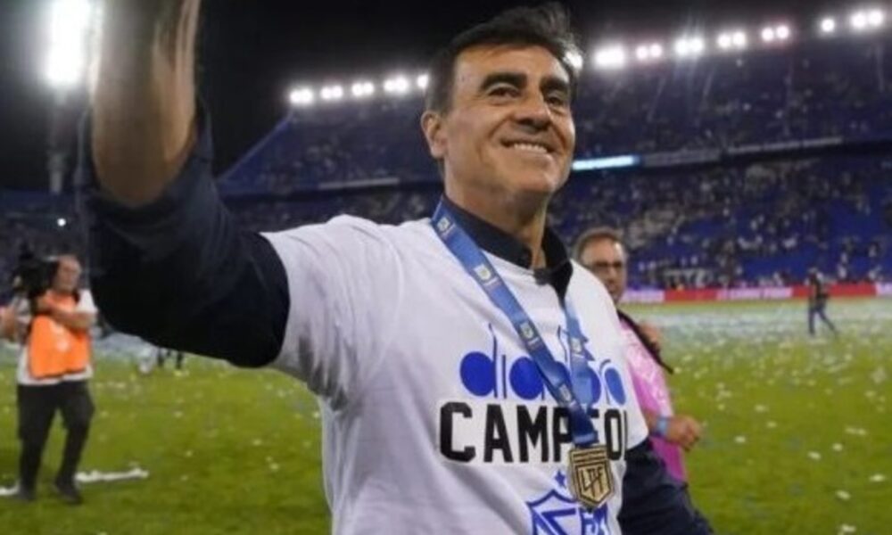 gremio-oficializa-a-contratacao-do-tecnico-gustavo-quinteros