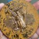 atletas-franceses-mostram-pessimo-estado-das-medalhas-conquistadas-nos-jogos-de-paris