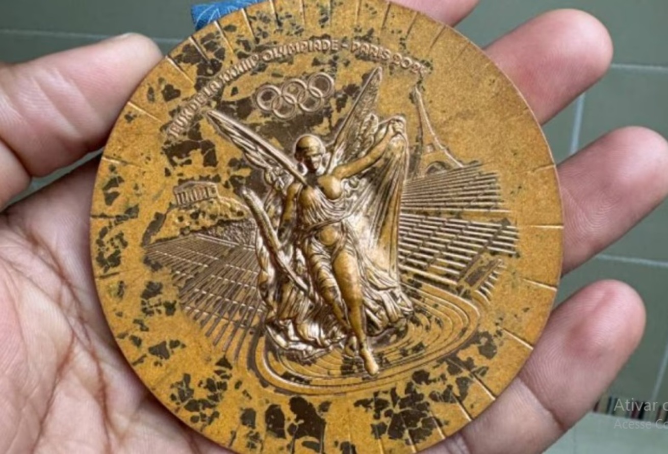 atletas-franceses-mostram-pessimo-estado-das-medalhas-conquistadas-nos-jogos-de-paris