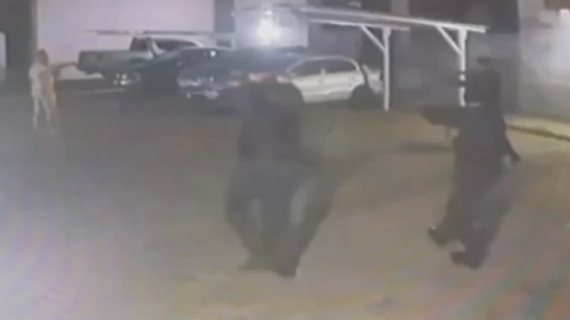 em-surto-e-ensanguentado,-homem-invade-apartamento,-afirma-ter-matado-pessoas-e-e-contido-pela-pm