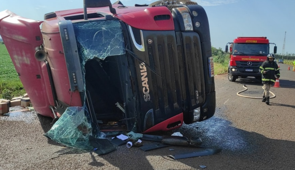 carreta-com-alimentos-tomba-em-rodovia-em-rio-brilhante-e-interdita-pista