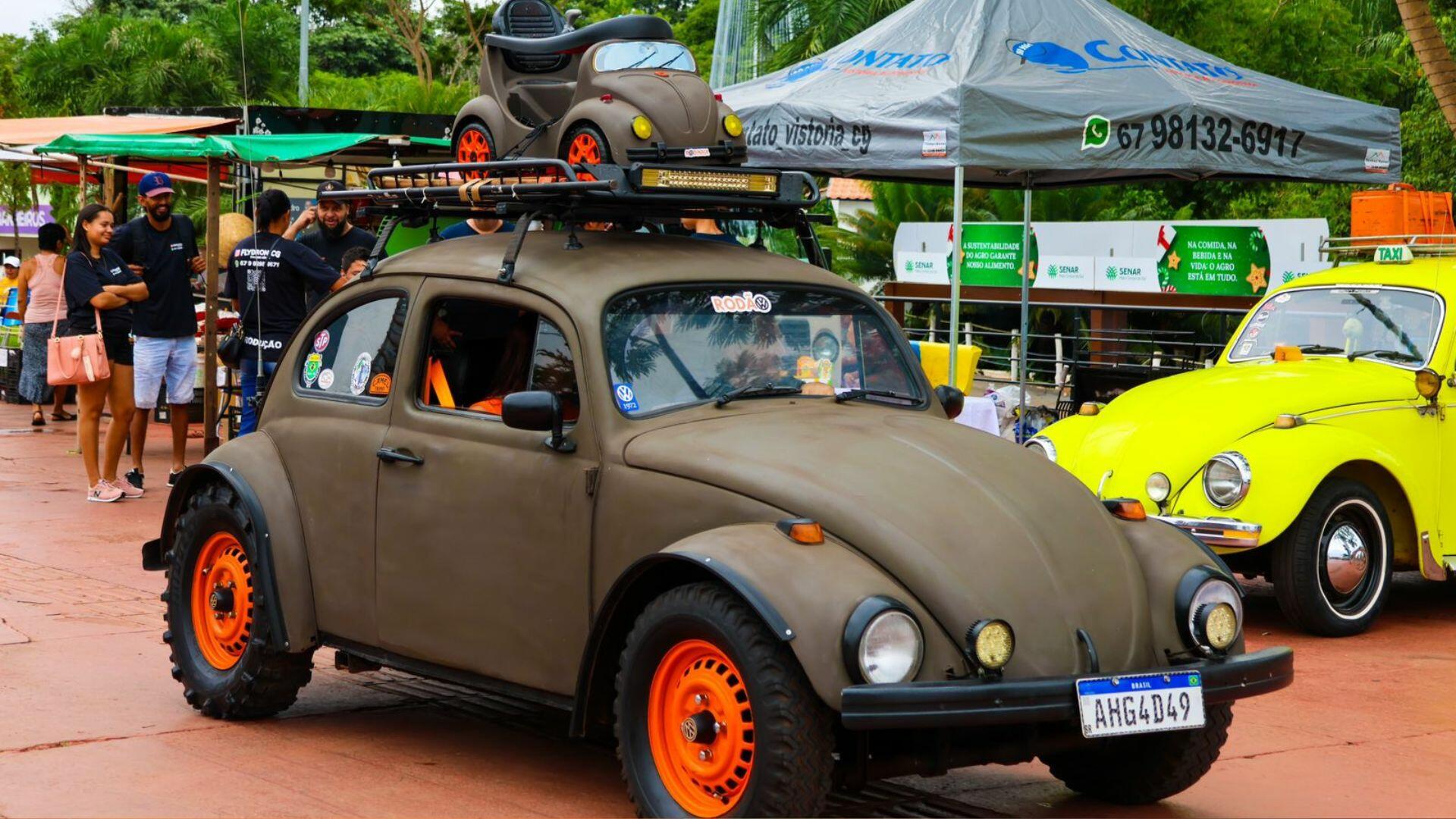 vintages-e-personalizados:-encontro-reune-diversos-modelos-de-fuscas-nos-altos-da-avenida-afonso-pena