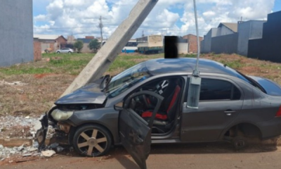 motorista-se-distrai-com-som-do-carro,-perde-controle-e-bate-contra-poste em-chapadao-do-sul