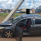 motorista-se-distrai-com-som-do-carro,-perde-controle-e-bate-contra-poste em-chapadao-do-sul
