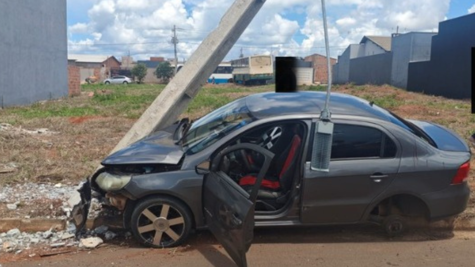motorista-se-distrai-com-som-do-carro,-perde-controle-e-bate-contra-poste em-chapadao-do-sul