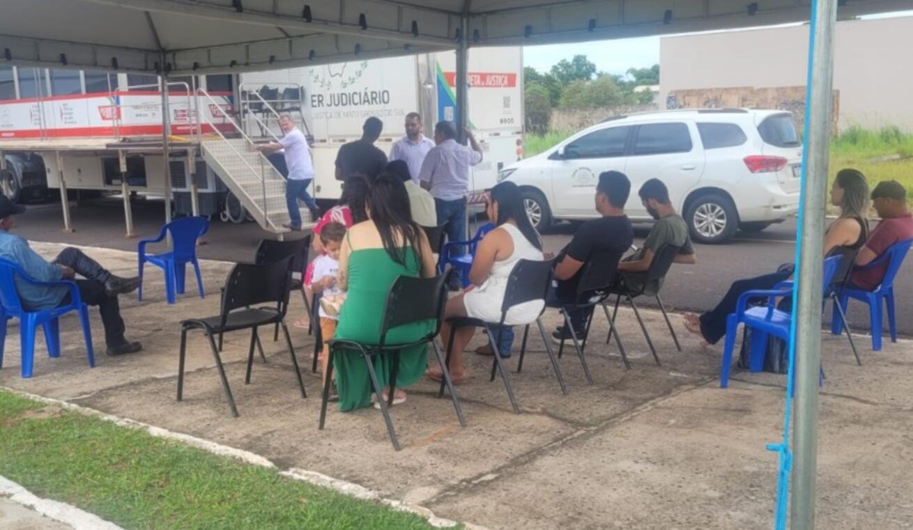 carreta-da-justica-presta-atendimento-a-130-pessoas-em-figueirao