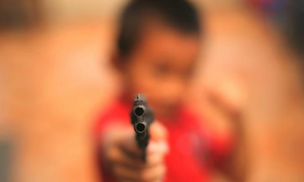 'passa-o-celular!-perdeu,-moca':-crianca-de-8-anos-brinca-de-ser-assaltante-com-simulacro-e-gera-revolta-em-campo-grande