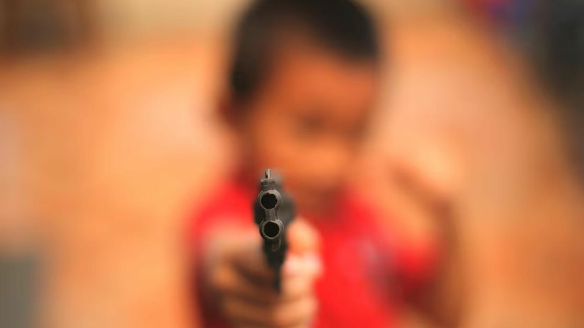 'passa-o-celular!-perdeu,-moca':-crianca-de-8-anos-brinca-de-ser-assaltante-com-simulacro-e-gera-revolta-em-campo-grande