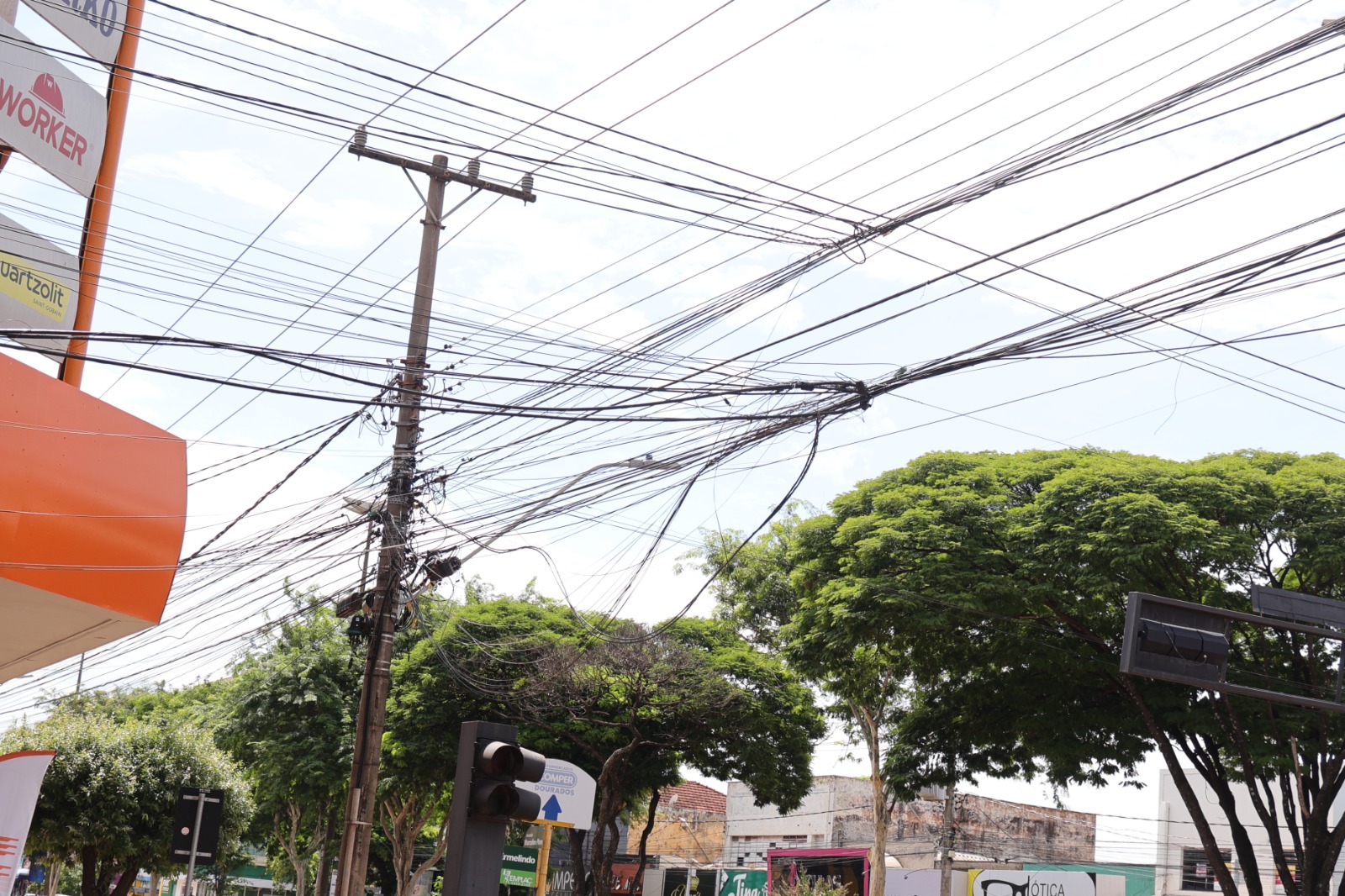 prefeitura-aciona-operadoras-contra-emaranhados-de-fios-nos-postes-–-portal-prefeitura-de-dourados