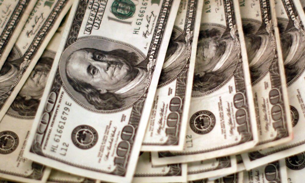 dolar-interrompe-sequencia-de-quedas,-mas-continua-abaixo-de-r$-5,80