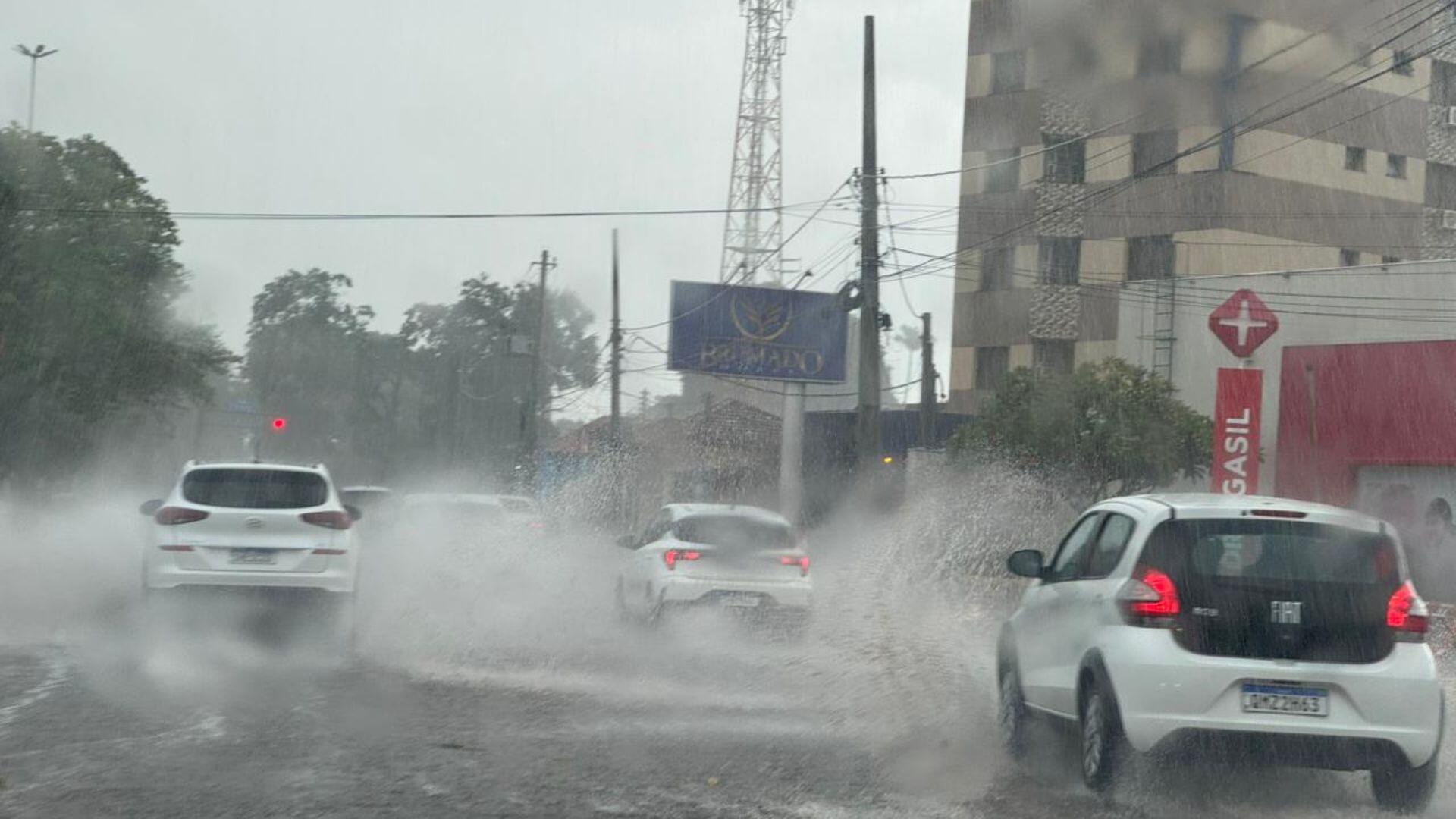 com-alerta-em-todo-o-estado,-chuva-forte-atinge-campo-grande-e-deixa-ruas-alagadas