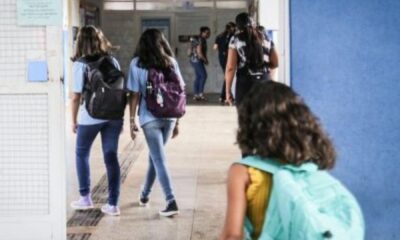 necessaria-para-carregar-materiais,-mochila-pode-pesar-demais-e-provocar-danos-a-saude-de-estudantes