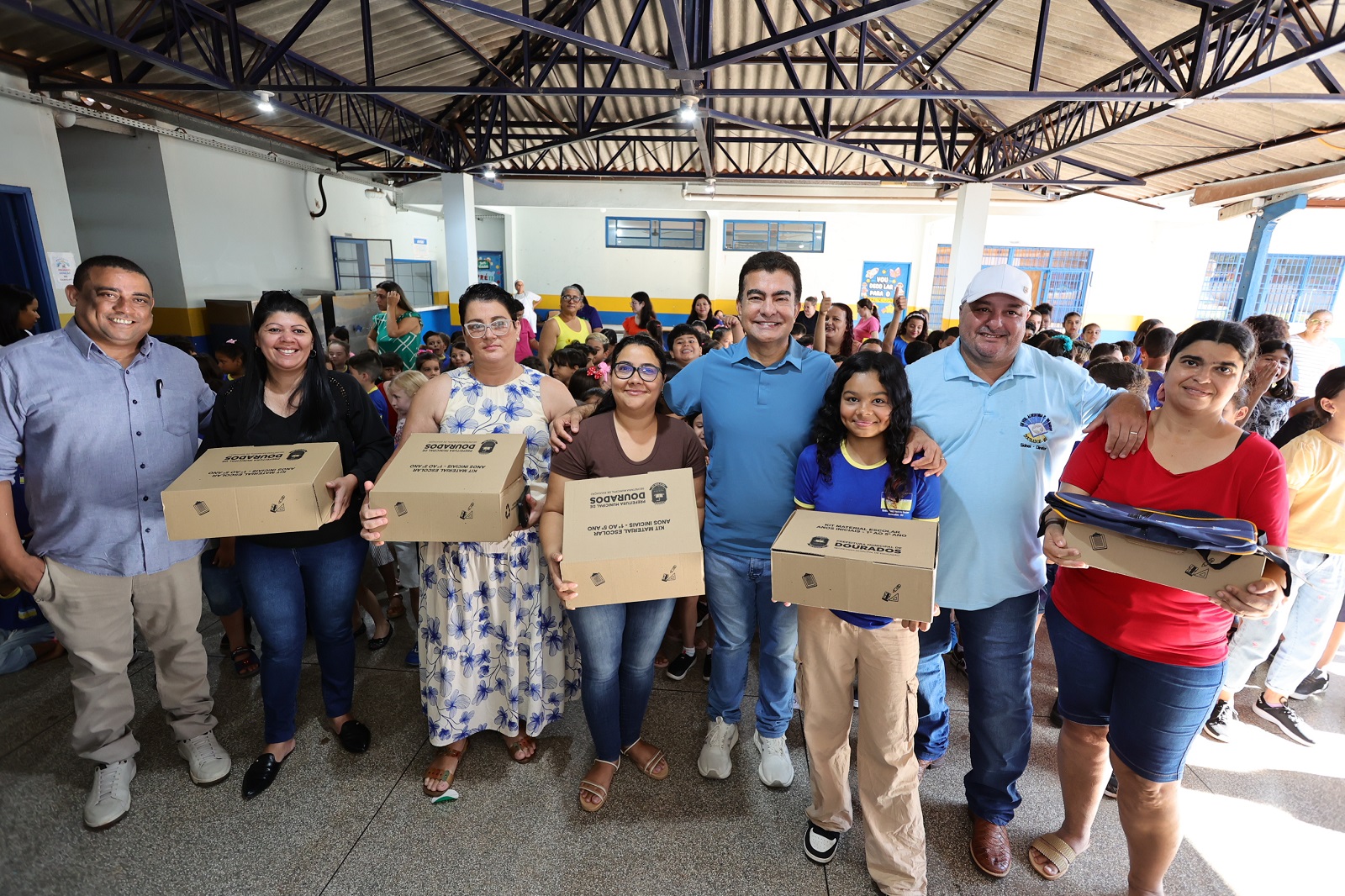 pais-e-alunos-se-emocionam-ao-receber-kit-escolar-no-primeiro-dia-de-aula-–-portal-prefeitura-de-dourados