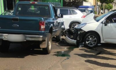 frente-de-citroen-fica-destruida-em-colisao-com-caminhonete-em-campo-grande