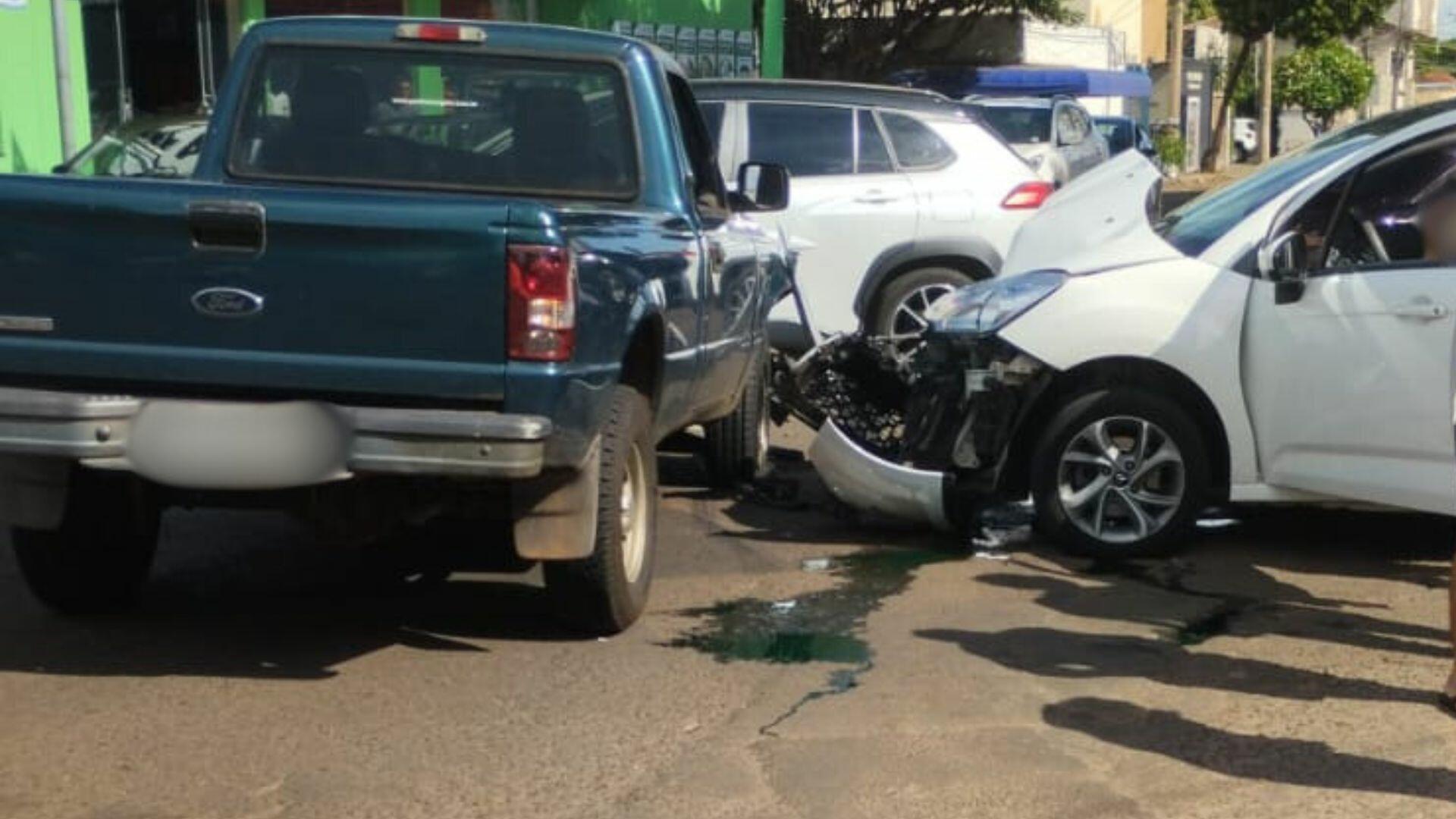 frente-de-citroen-fica-destruida-em-colisao-com-caminhonete-em-campo-grande