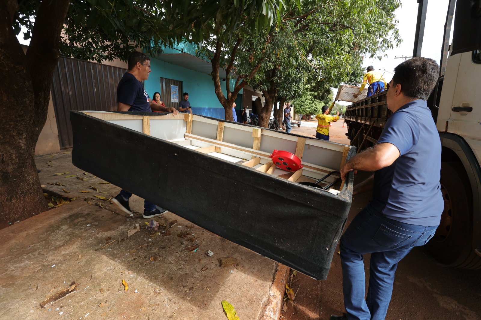 populacao-adere-ao-mutirao-da-prefeitura-para-coleta-de-residuos-no-canaa-i-–-portal-prefeitura-de-dourados