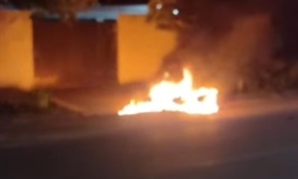 video:-homem-ateia-fogo-em-motocicleta-apos-acidente