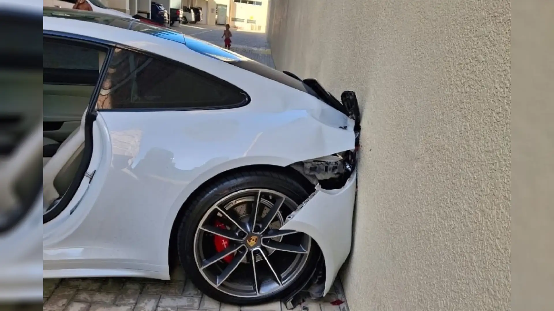 garoto-de-9-anos-liga-porsche-do-vizinho-e-bate-contra-a-parede-em-sc