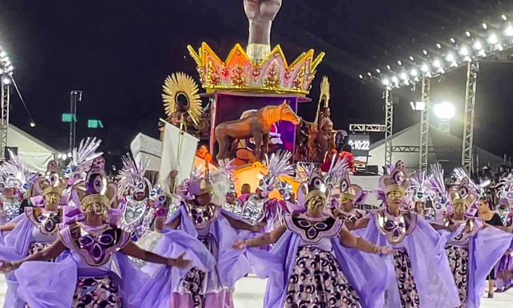 desfile-de-escolas-de-samba-reafirma-tradicao-popular-no-rs