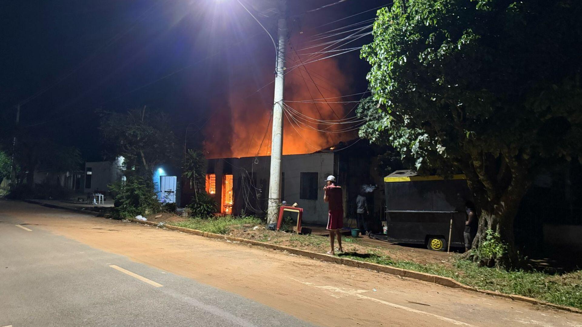 casa-e-destruida-por-incendio-no-centro-velho-de-ribas-do-rio-pardo